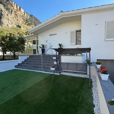 Amelia Villa